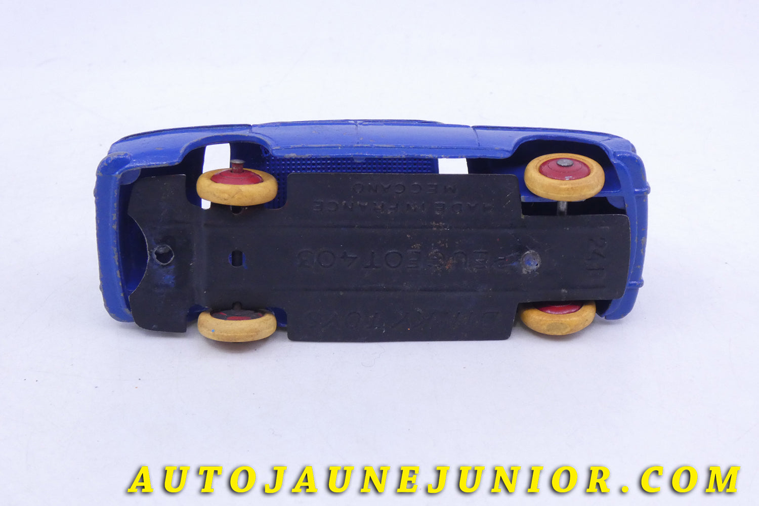 Le Dinky Toys Peugeot 403  est en vente sur Auto Jaune Junior ! Découvrez nos collections de diecast Tekno, Politoys, Mebetoys, Mercury, Joal, Diapet, Märklin, TootsieToys.AutoJaune Junior ; Vous avez le même jouet ? Profitez de notre expertise pour vous accompagner dans la vente de vos modèles ou votre collection ! Nous achetons tous lots de miniatures ! Contactez nous !