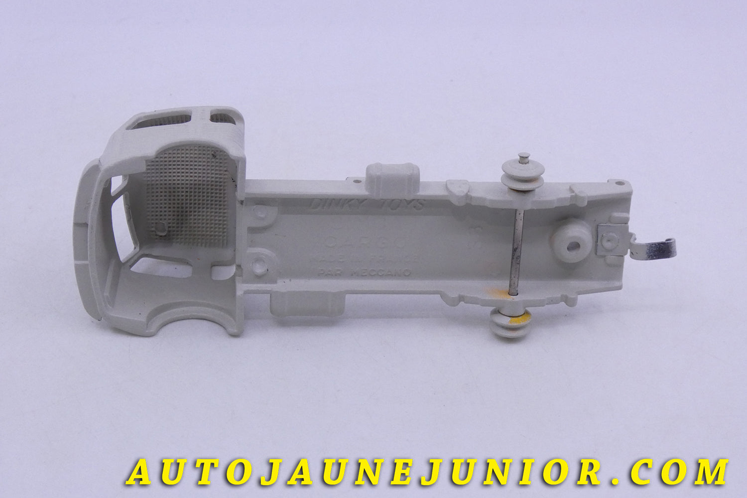 Le Dinky Toys Simca Cargo (Monobloc) est en vente sur Auto Jaune Junior ! Découvrez nos collections de diecast Tekno, Politoys, Mebetoys, Mercury, Joal, Diapet, Märklin, TootsieToys.AutoJaune Junior ; Vous avez le même jouet ? Profitez de notre expertise pour vous accompagner dans la vente de vos modèles ou votre collection ! Nous achetons tous lots de miniatures ! Contactez nous !