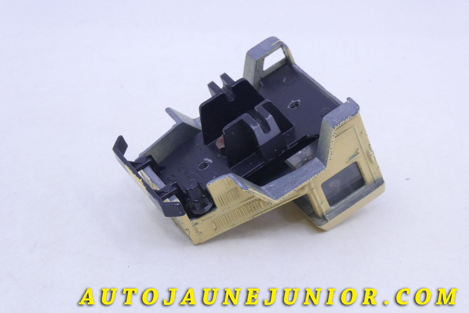 Le Dinky Toys Unic Cabine de UNIC est en vente sur Auto Jaune Junior ! Découvrez nos collections de diecast Tekno, Politoys, Mebetoys, Mercury, Joal, Diapet, Märklin, TootsieToys.AutoJaune Junior ; Vous avez le même jouet ? Profitez de notre expertise pour vous accompagner dans la vente de vos modèles ou votre collection ! Nous achetons tous lots de miniatures ! Contactez nous !