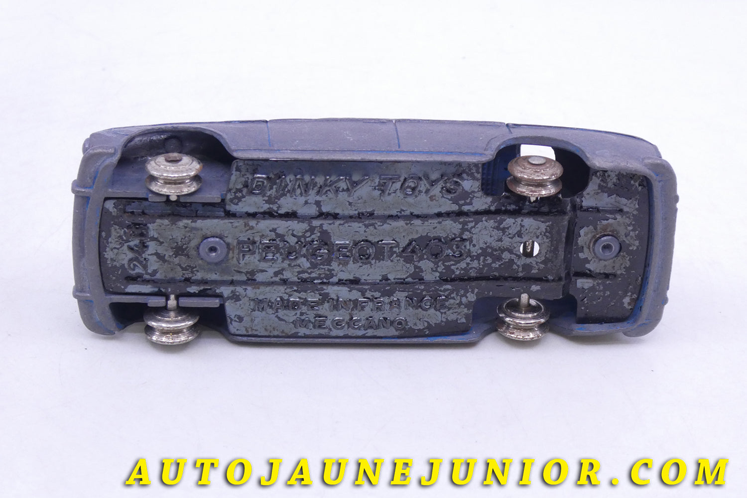 Le Dinky Toys Peugeot 403 est en vente sur Auto Jaune Junior ! Découvrez nos collections de diecast Tekno, Politoys, Mebetoys, Mercury, Joal, Diapet, Märklin, TootsieToys.AutoJaune Junior ; Vous avez le même jouet ? Profitez de notre expertise pour vous accompagner dans la vente de vos modèles ou votre collection ! Nous achetons tous lots de miniatures ! Contactez nous !