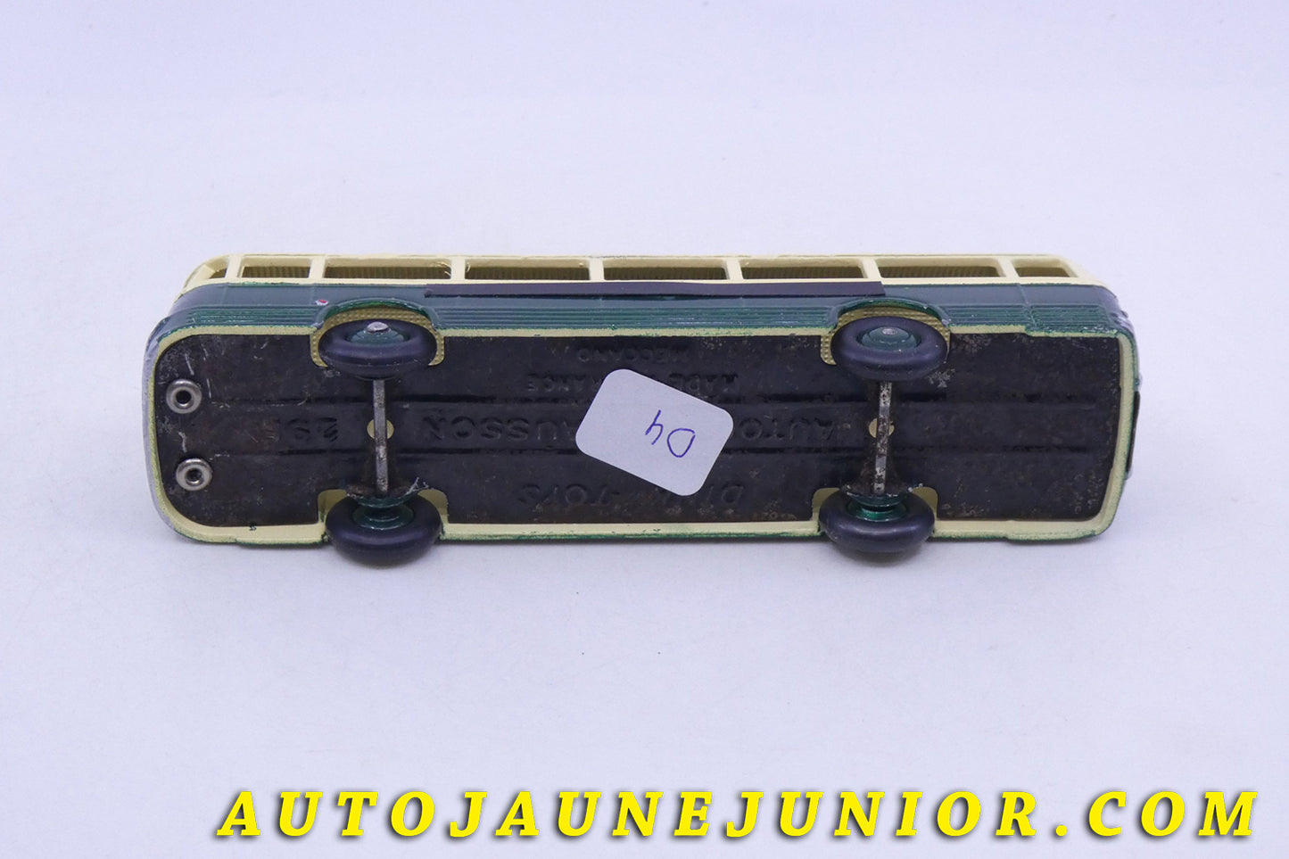 Le Dinky Toys Chausson AP52 Car  est en vente sur Auto Jaune Junior ! Découvrez nos collections de diecast Tekno, Politoys, Mebetoys, Mercury, Joal, Diapet, Märklin, TootsieToys.AutoJaune Junior ; Vous avez le même jouet ? Profitez de notre expertise pour vous accompagner dans la vente de vos modèles ou votre collection ! Nous achetons tous lots de miniatures ! Contactez nous !