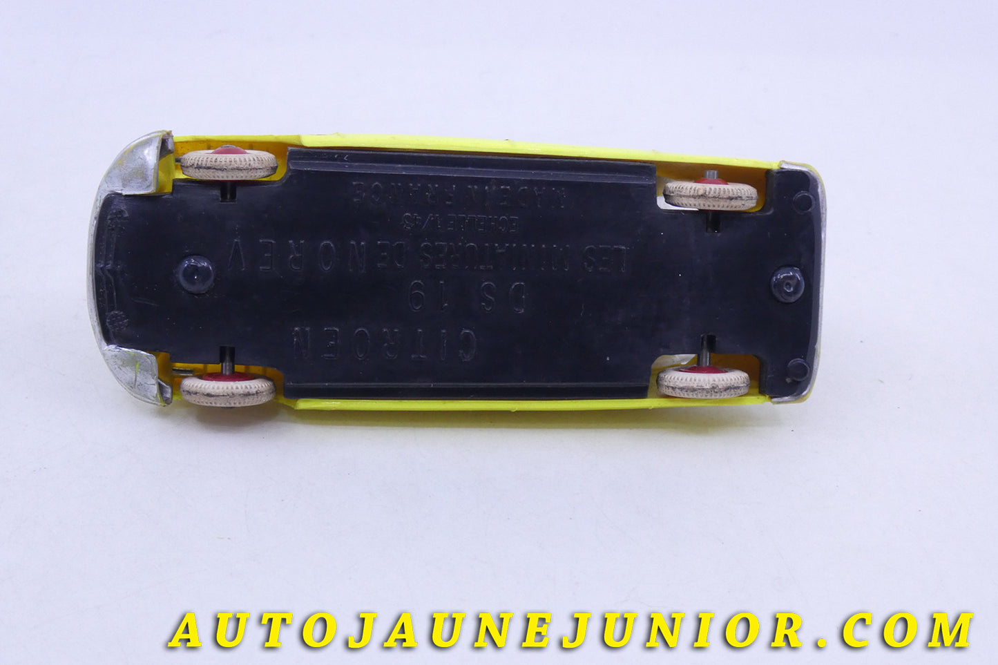 Le Norev Citroën DS 19 est en vente sur Auto Jaune Junior ! Découvrez nos collections de diecast Tekno, Politoys, Mebetoys, Mercury, Joal, Diapet, Märklin, TootsieToys.Vous avez le même jouet ? Profitez de notre expertise pour vous accompagner dans la vente de vos modèles ou votre collection ! Nous achetons tous lots de miniatures ! Contactez nous !