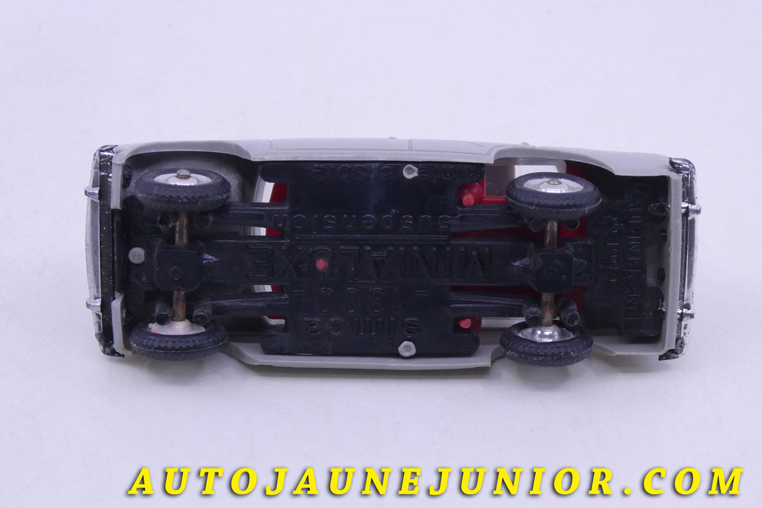 Le Minialuxe Simca 1300 (avec suspensions) est en vente sur Auto Jaune Junior ! Découvrez nos collections de diecast Tekno, Politoys, Mebetoys, Mercury, Joal, Diapet, Märklin, TootsieToys.AutoJaune Junior ; Vous avez le même jouet ? Profitez de notre expertise pour vous accompagner dans la vente de vos modèles ou votre collection ! Nous achetons tous lots de miniatures ! Contactez nous !