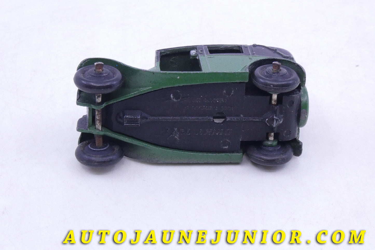 Le Dinky Toys Austin FX3 Taxi est en vente sur Auto Jaune Junior ! Découvrez nos collections de diecast Tekno, Politoys, Mebetoys, Mercury, Joal, Diapet, Märklin, TootsieToys.AutoJaune Junior ; Vous avez le même jouet ? Profitez de notre expertise pour vous accompagner dans la vente de vos modèles ou votre collection ! Nous achetons tous lots de miniatures ! Contactez nous !
