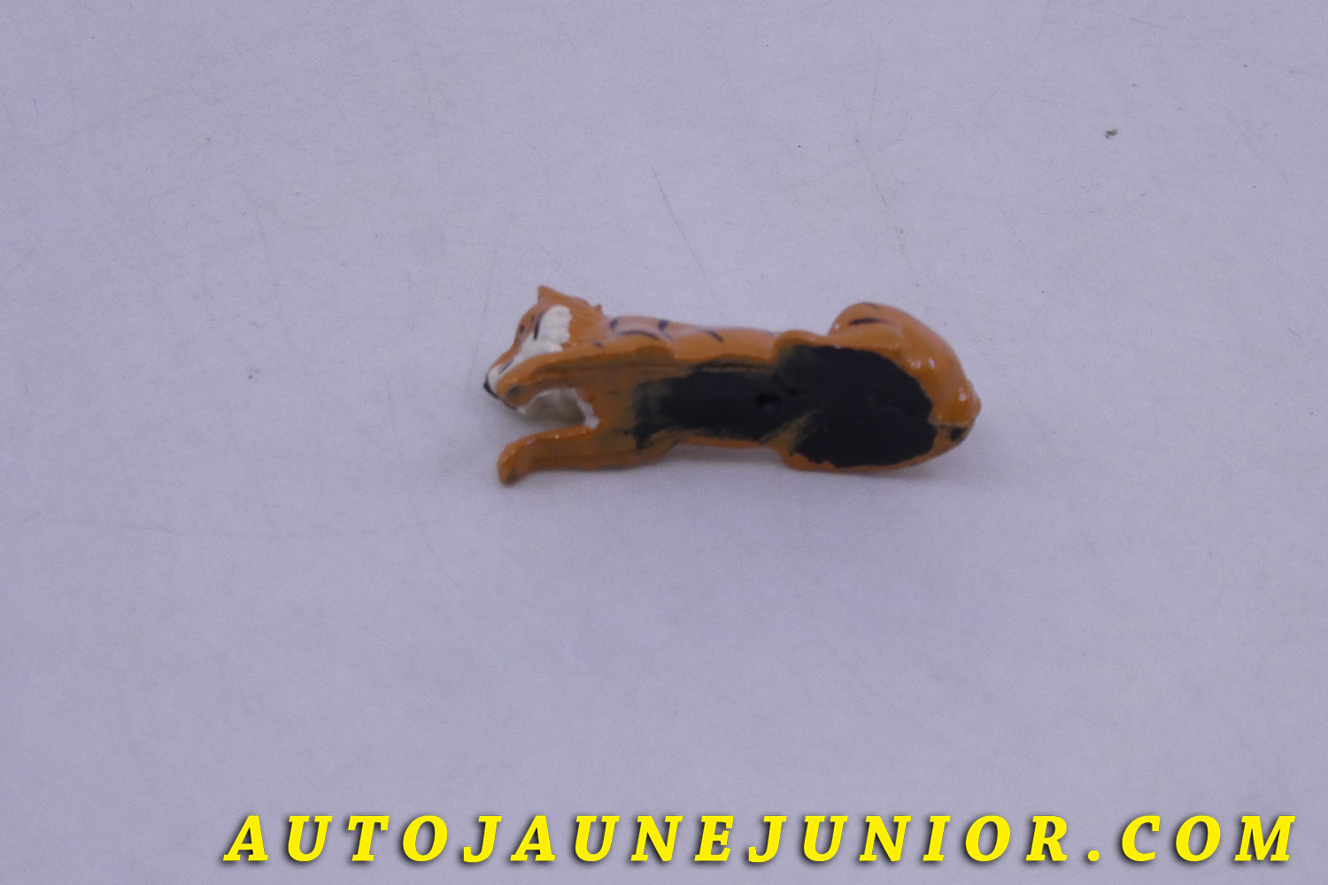 Le Dinky Toys Aucun Tigre Pinder est en vente sur Auto Jaune Junior ! Découvrez nos collections de diecast Tekno, Politoys, Mebetoys, Mercury, Joal, Diapet, Märklin, TootsieToys.AutoJaune Junior ; Vous avez le même jouet ? Profitez de notre expertise pour vous accompagner dans la vente de vos modèles ou votre collection ! Nous achetons tous lots de miniatures ! Contactez nous !