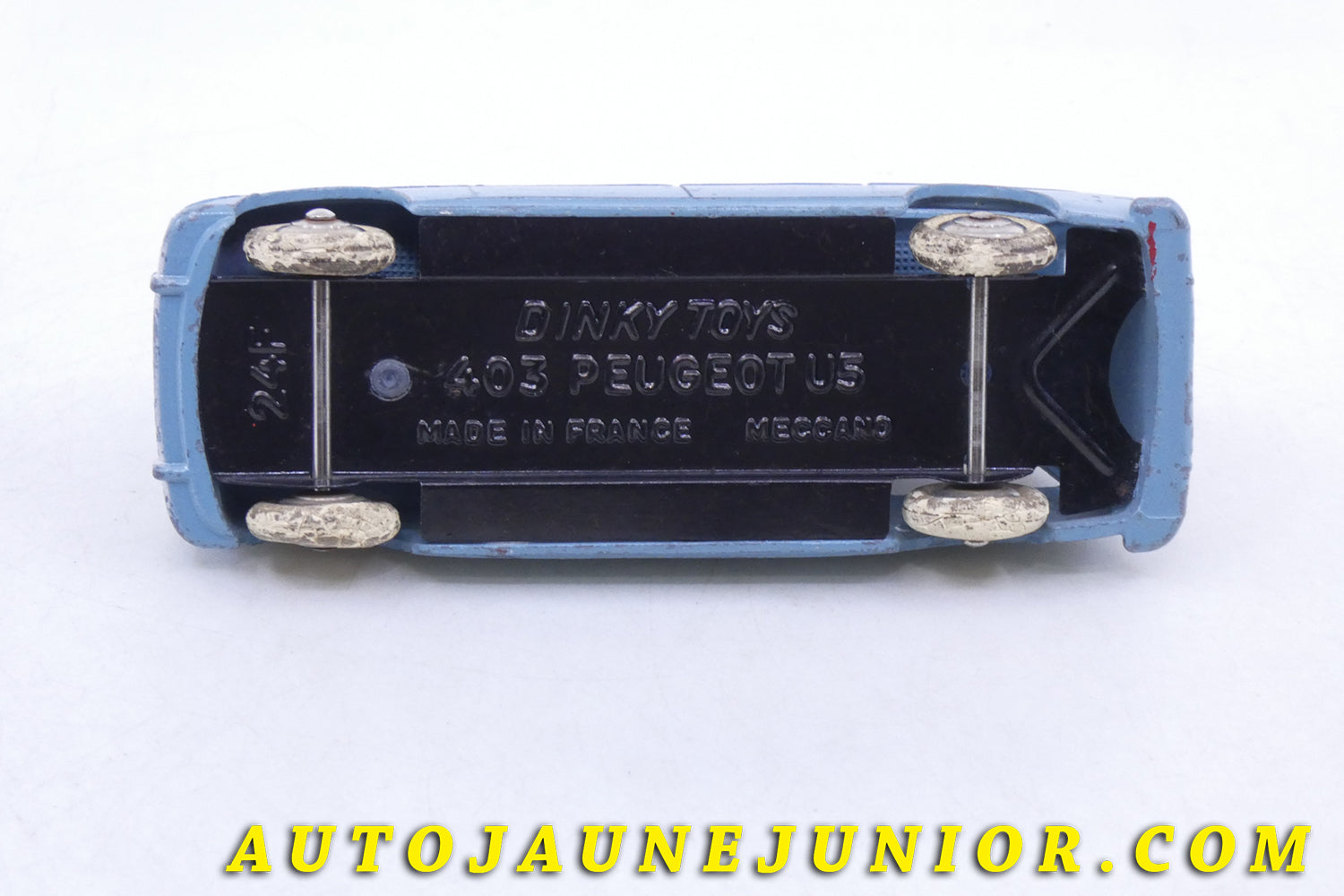Le #2215 - Dinky Toys - Peugeot - 403 Familiale est en vente sur Auto Jaune Junior ! Tekno, Politoys, Mebetoys, Mercury, Joal, Diapet, Märklin, TootsieToys.Vous avez le même jouet ? Profitez de notre expertise pour vous accompagner dans la vente de vos modèles ou votre collection ! Nous achetons tous lots de miniatures ! Contactez nous ! contact@autojaunejunior.com. 