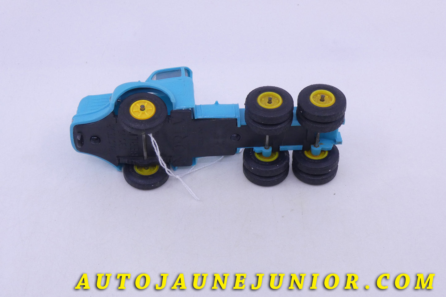 Le Norev Berliet TBO tracteur est en vente sur Auto Jaune Junior ! Découvrez nos collections de diecast Tekno, Politoys, Mebetoys, Mercury, Joal, Diapet, Märklin, TootsieToys.AutoJaune Junior ; Vous avez le même jouet ? Profitez de notre expertise pour vous accompagner dans la vente de vos modèles ou votre collection ! Nous achetons tous lots de miniatures ! Contactez nous !