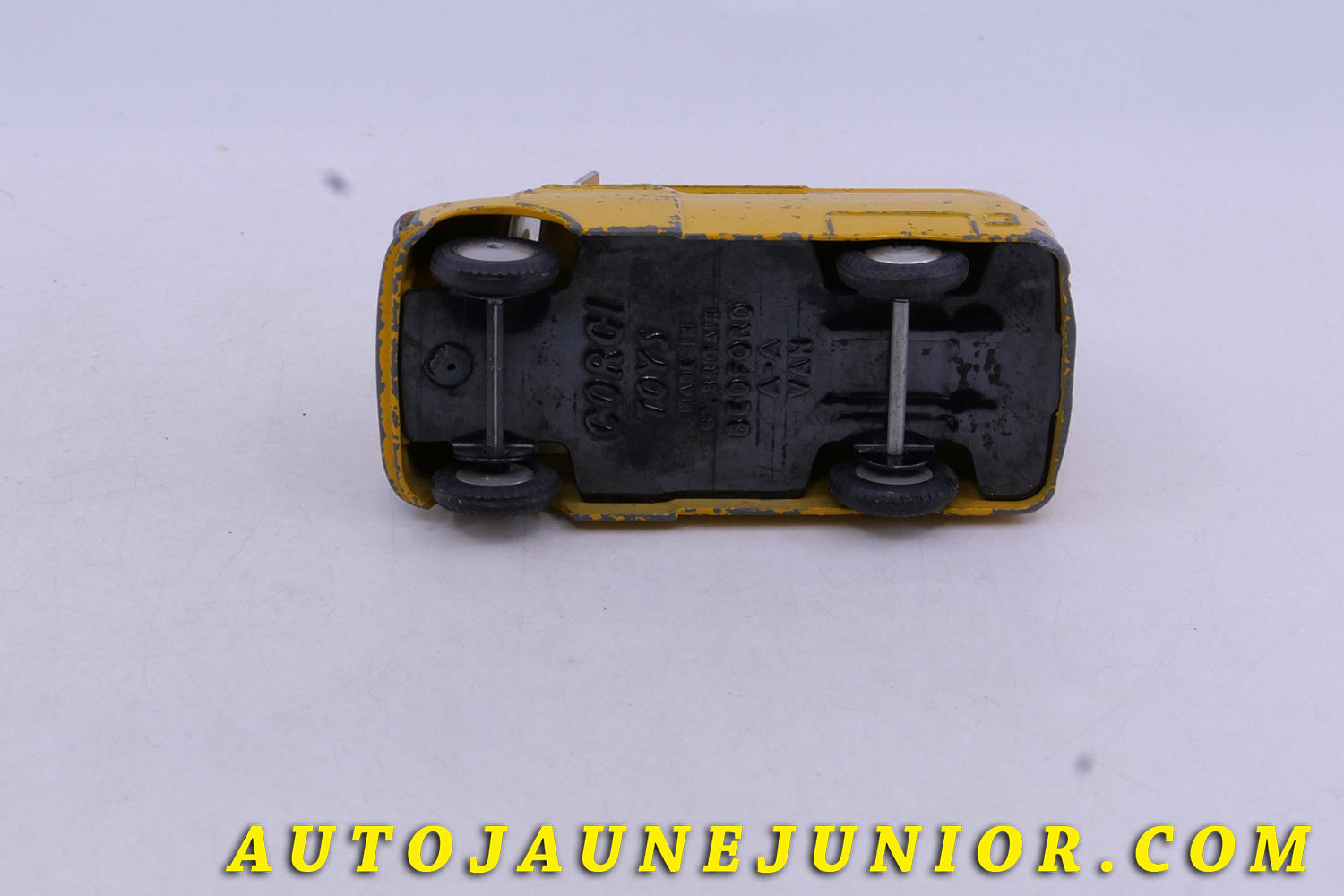 Le Corgi Toys Bedford fourgon AA Road Service est en vente sur Auto Jaune Junior ! Découvrez nos collections de diecast Tekno, Politoys, Mebetoys, Mercury, Joal, Diapet, Märklin, TootsieToys.AutoJaune Junior ; Vous avez le même jouet ? Profitez de notre expertise pour vous accompagner dans la vente de vos modèles ou votre collection ! Nous achetons tous lots de miniatures ! Contactez nous !