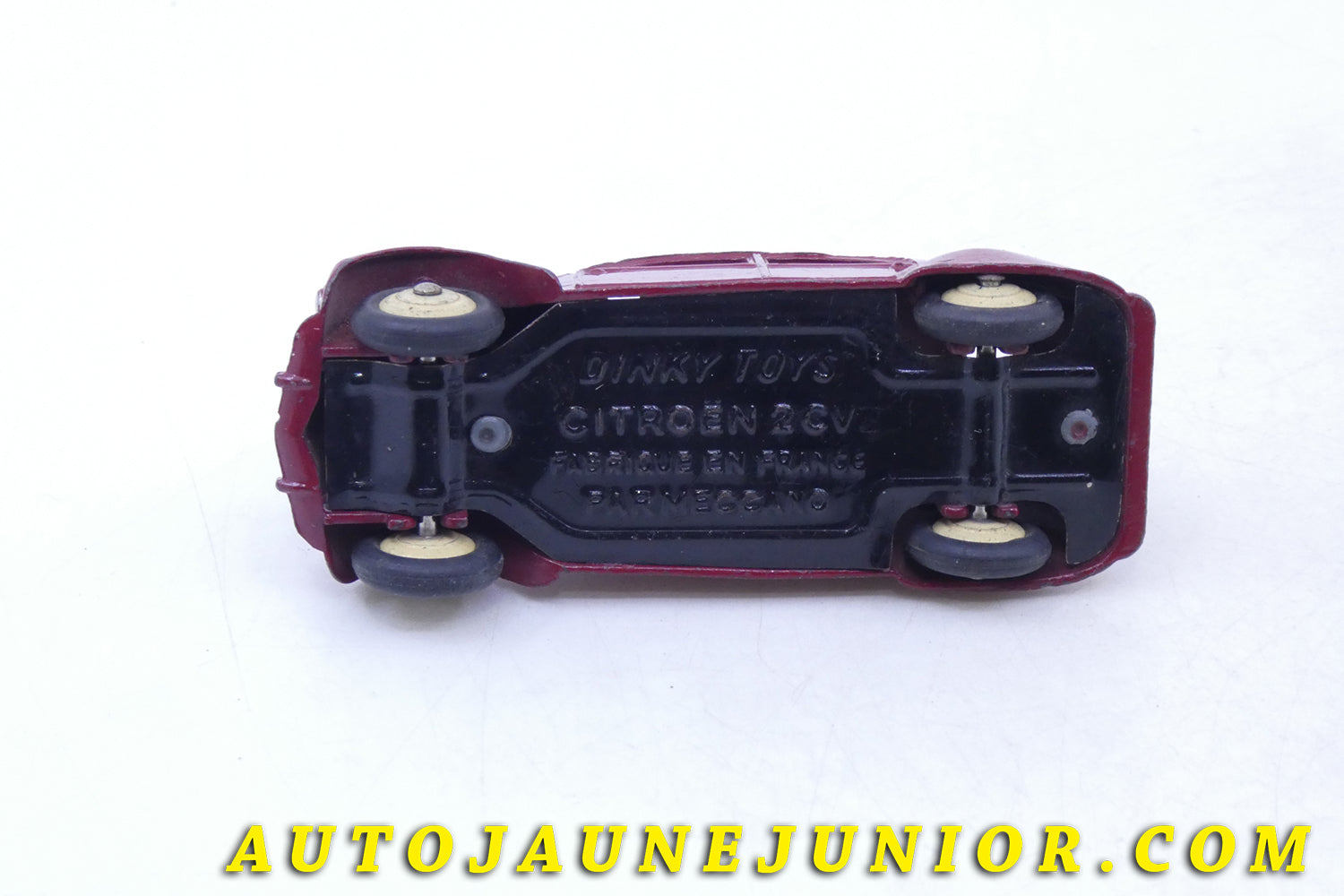 Le Dinky Toys Citroën 2cv 3 feux est en vente sur Auto Jaune Junior ! Découvrez nos collections de diecast Tekno, Politoys, Mebetoys, Mercury, Joal, Diapet, Märklin, TootsieToys.AutoJaune Junior ; Vous avez le même jouet ? Profitez de notre expertise pour vous accompagner dans la vente de vos modèles ou votre collection ! Nous achetons tous lots de miniatures ! Contactez nous !