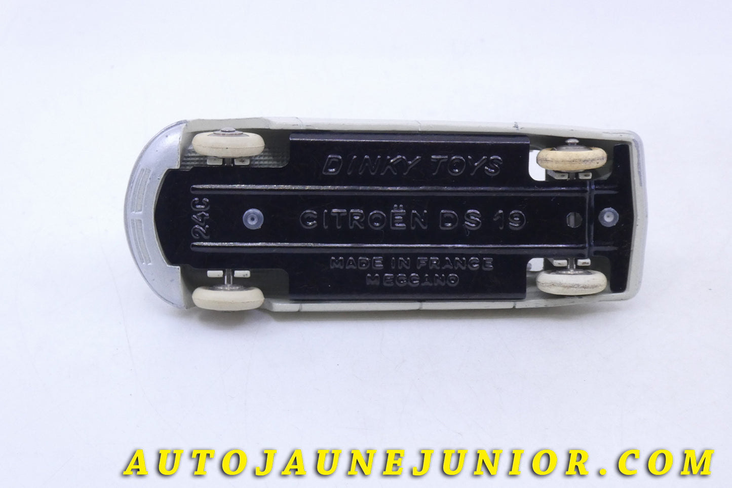 Le Dinky Toys Citroën DS19 est en vente sur Auto Jaune Junior ! Découvrez nos collections de diecast Tekno, Politoys, Mebetoys, Mercury, Joal, Diapet, Märklin, TootsieToys.AutoJaune Junior ; Vous avez le même jouet ? Profitez de notre expertise pour vous accompagner dans la vente de vos modèles ou votre collection ! Nous achetons tous lots de miniatures ! Contactez nous !