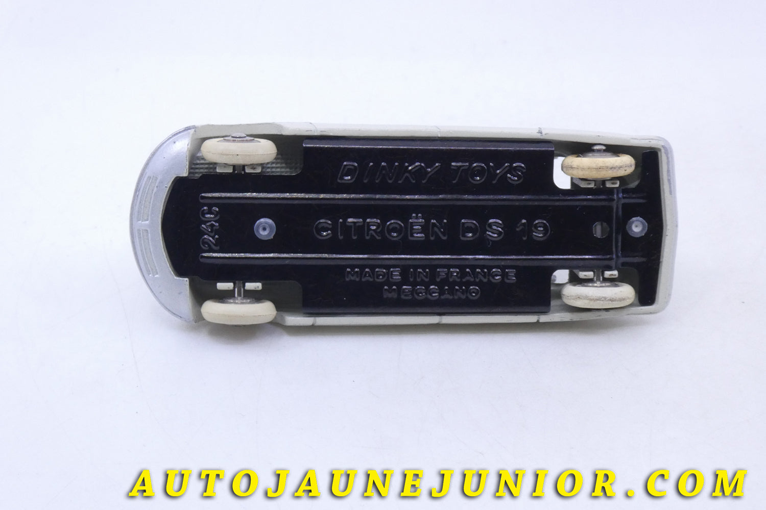 Le Dinky Toys Citroën DS19 est en vente sur Auto Jaune Junior ! Découvrez nos collections de diecast Tekno, Politoys, Mebetoys, Mercury, Joal, Diapet, Märklin, TootsieToys.AutoJaune Junior ; Vous avez le même jouet ? Profitez de notre expertise pour vous accompagner dans la vente de vos modèles ou votre collection ! Nous achetons tous lots de miniatures ! Contactez nous !