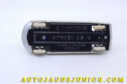 Le Dinky Toys Citroën DS19 est en vente sur Auto Jaune Junior ! Découvrez nos collections de diecast Tekno, Politoys, Mebetoys, Mercury, Joal, Diapet, Märklin, TootsieToys.AutoJaune Junior ; Vous avez le même jouet ? Profitez de notre expertise pour vous accompagner dans la vente de vos modèles ou votre collection ! Nous achetons tous lots de miniatures ! Contactez nous !