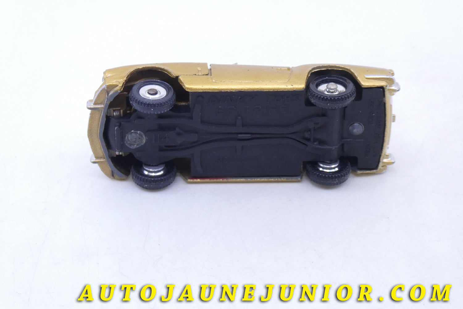 Le Dinky Toys Triumph Spitfire (Version intermédiaire avec chassis noir et strass) est en vente sur Auto Jaune Junior ! Découvrez nos collections de diecast Tekno, Politoys, Mebetoys, Mercury, Joal, Diapet, Märklin, TootsieToys.AutoJaune Junior ; Vous avez le même jouet ? Profitez de notre expertise pour vous accompagner dans la vente de vos modèles ou votre collection ! Nous achetons tous lots de miniatures ! Contactez nous !