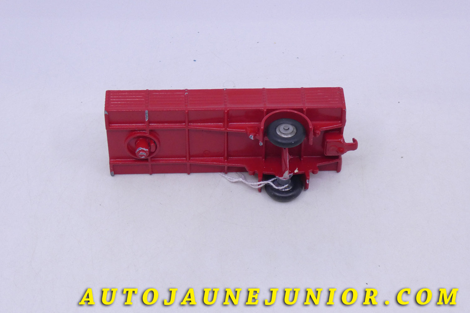 Le Dinky Toys Remorque Remorque Ridelles est en vente sur Auto Jaune Junior ! Découvrez nos collections de diecast Tekno, Politoys, Mebetoys, Mercury, Joal, Diapet, Märklin, TootsieToys.AutoJaune Junior ; Vous avez le même jouet ? Profitez de notre expertise pour vous accompagner dans la vente de vos modèles ou votre collection ! Nous achetons tous lots de miniatures ! Contactez nous !