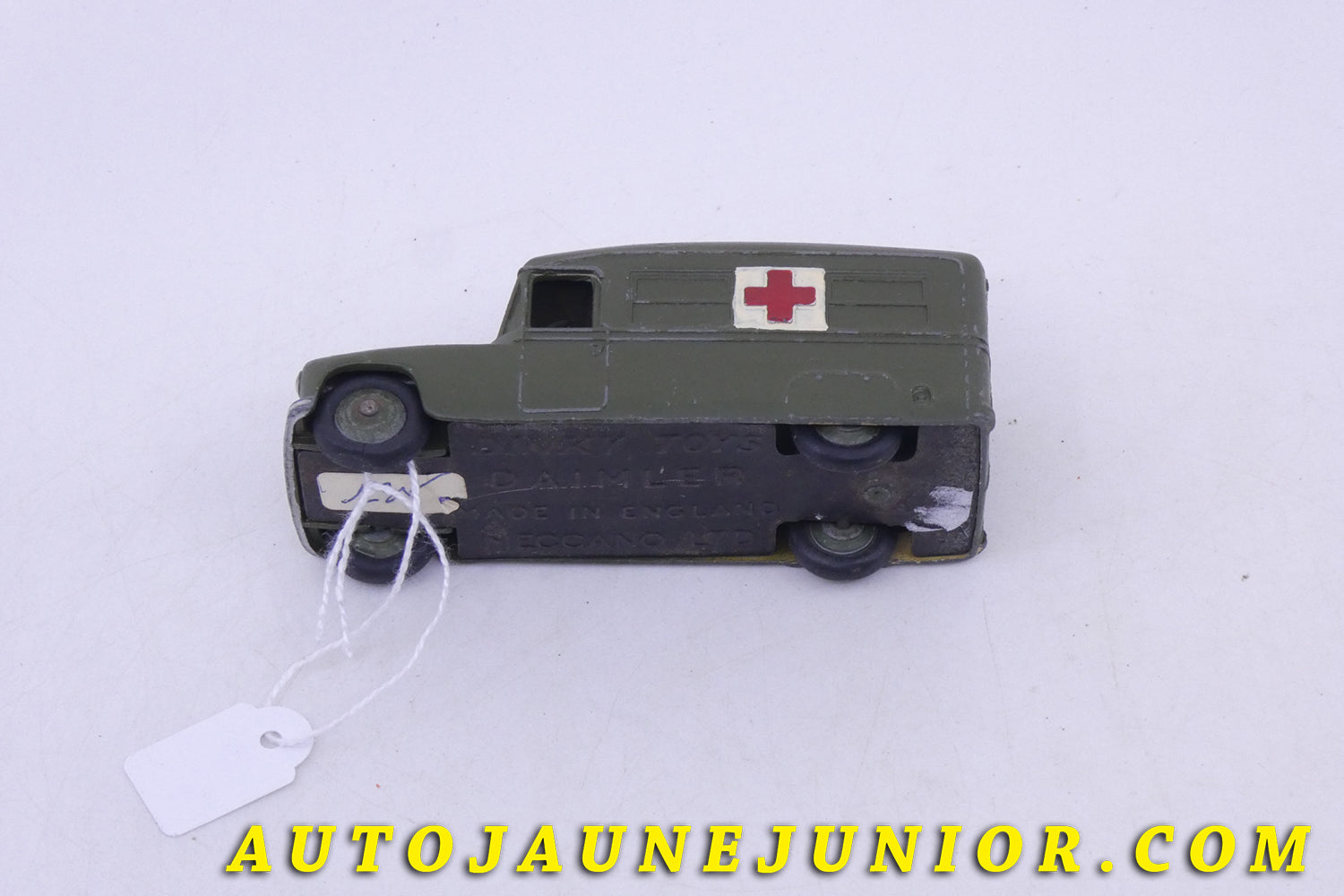 Le Dinky Toys Daimler ambulance militaire est en vente sur Auto Jaune Junior ! Découvrez nos collections de diecast Tekno, Politoys, Mebetoys, Mercury, Joal, Diapet, Märklin, TootsieToys.AutoJaune Junior ; Vous avez le même jouet ? Profitez de notre expertise pour vous accompagner dans la vente de vos modèles ou votre collection ! Nous achetons tous lots de miniatures ! Contactez nous !