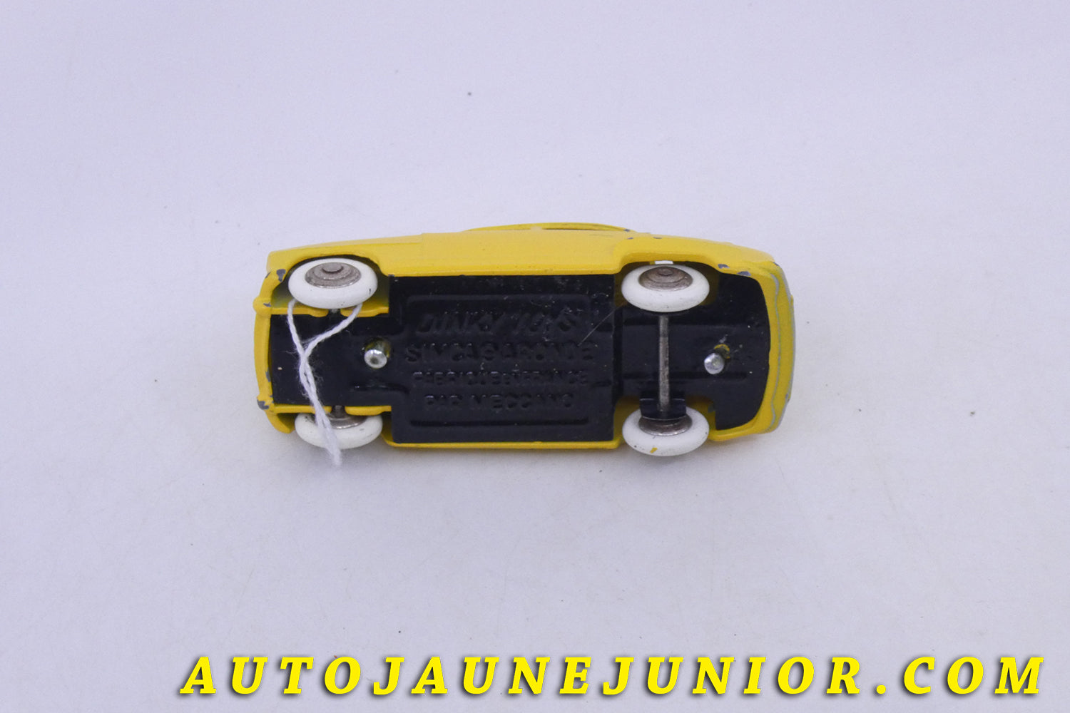 Le Dinky Toys Simca Aronde 9 est en vente sur Auto Jaune Junior ! Découvrez nos collections de diecast Tekno, Politoys, Mebetoys, Mercury, Joal, Diapet, Märklin, TootsieToys.AutoJaune Junior ; Vous avez le même jouet ? Profitez de notre expertise pour vous accompagner dans la vente de vos modèles ou votre collection ! Nous achetons tous lots de miniatures ! Contactez nous !