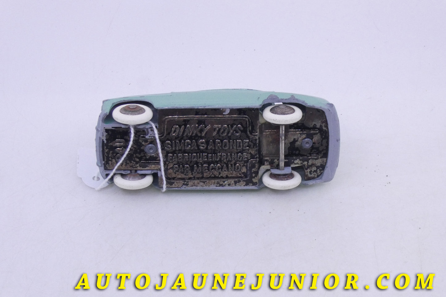 Le Dinky Toys De Soto Aronde 9 est en vente sur Auto Jaune Junior ! Découvrez nos collections de diecast Tekno, Politoys, Mebetoys, Mercury, Joal, Diapet, Märklin, TootsieToys.AutoJaune Junior ; Vous avez le même jouet ? Profitez de notre expertise pour vous accompagner dans la vente de vos modèles ou votre collection ! Nous achetons tous lots de miniatures ! Contactez nous !
