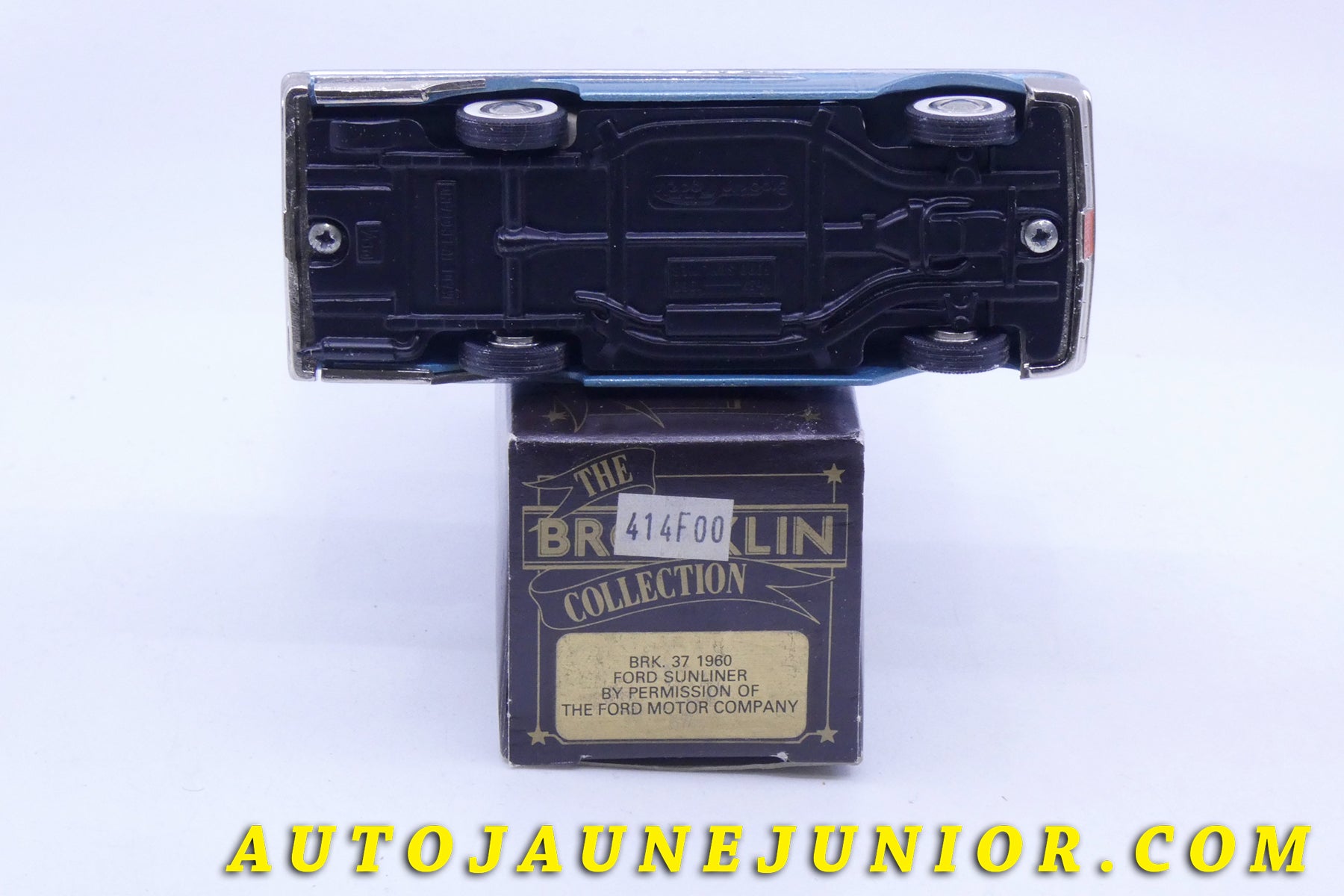 Le Brooklin Ford Sunliner 1960 #37 est en vente sur Auto Jaune Junior ! Découvrez nos collections de diecast Tekno, Politoys, Mebetoys, Mercury, Joal, Diapet, Märklin, TootsieToys.AutoJaune Junior ; Vous avez le même jouet ? Profitez de notre expertise pour vous accompagner dans la vente de vos modèles ou votre collection ! Nous achetons tous lots de miniatures ! Contactez nous !