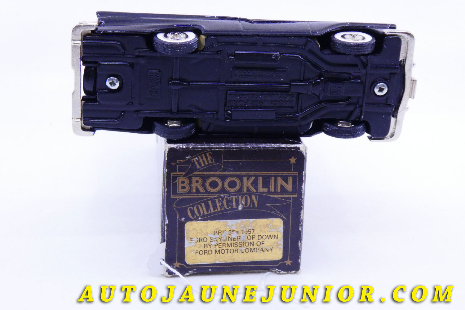 Le #2411 - Brooklin - Ford - Skyliner Top Down - 1957 est en vente sur Auto Jaune Junior ! Tekno, Politoys, Mebetoys, Mercury, Joal, Diapet, Märklin, TootsieToys.Vous avez le même jouet ? Profitez de notre expertise pour vous accompagner dans la vente de vos modèles ou votre collection ! Nous achetons tous lots de miniatures ! Contactez nous ! contact@autojaunejunior.com. 