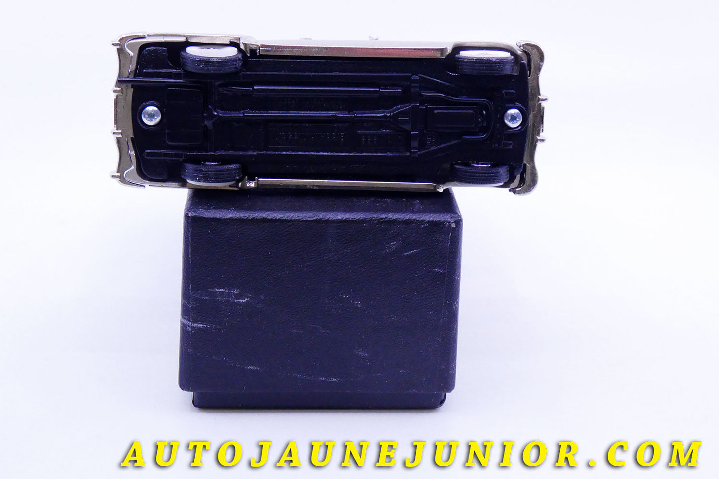 Le #2416 - Brooklin - Chrysler - Imperial Newport '1952' Edition limitée à 999 exemplaires est en vente sur Auto Jaune Junior ! Tekno, Politoys, Mebetoys, Mercury, Joal, Diapet, Märklin, TootsieToys.Vous avez le même jouet ? Profitez de notre expertise pour vous accompagner dans la vente de vos modèles ou votre collection ! Nous achetons tous lots de miniatures ! Contactez nous ! contact@autojaunejunior.com. 