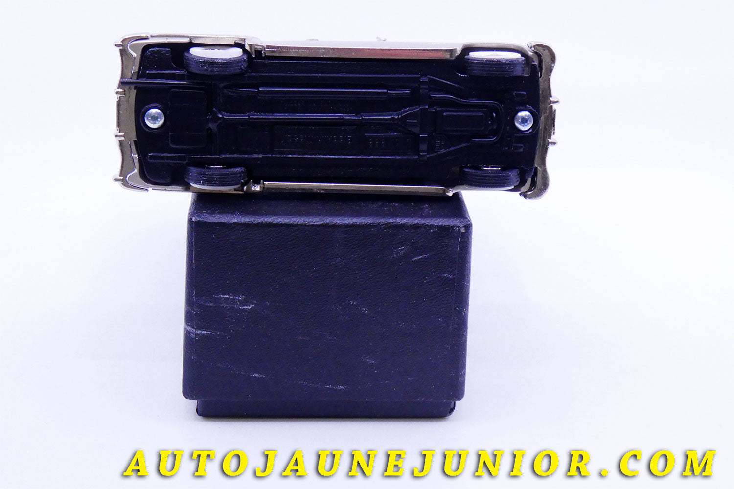 Le #2416 - Brooklin - Chrysler - Imperial Newport '1952' Edition limitée à 999 exemplaires est en vente sur Auto Jaune Junior ! Tekno, Politoys, Mebetoys, Mercury, Joal, Diapet, Märklin, TootsieToys.Vous avez le même jouet ? Profitez de notre expertise pour vous accompagner dans la vente de vos modèles ou votre collection ! Nous achetons tous lots de miniatures ! Contactez nous ! contact@autojaunejunior.com. 