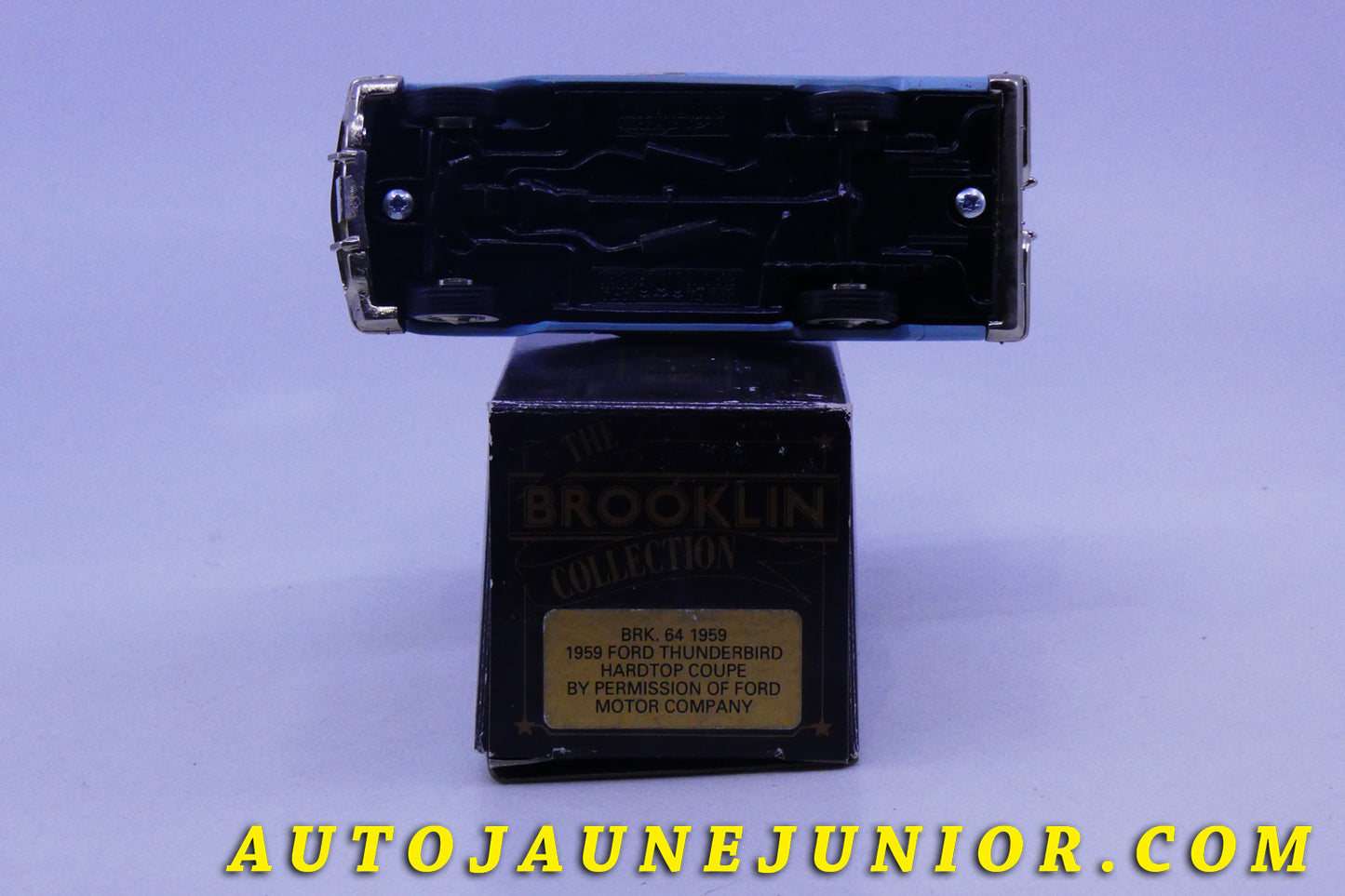 Le #2418 - Brooklin - Ford - Thunderbird 1959 Hard Top Coupé est en vente sur Auto Jaune Junior ! Tekno, Politoys, Mebetoys, Mercury, Joal, Diapet, Märklin, TootsieToys.Vous avez le même jouet ? Profitez de notre expertise pour vous accompagner dans la vente de vos modèles ou votre collection ! Nous achetons tous lots de miniatures ! Contactez nous ! contact@autojaunejunior.com. 
