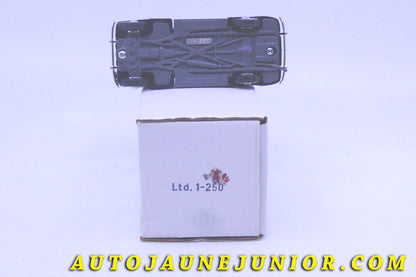 Le #2436 - Durham Classics - Oldsmobile -  L38- 4 Doors Sedan Blue "1938" est en vente sur Auto Jaune Junior ! Tekno, Politoys, Mebetoys, Mercury, Joal, Diapet, Märklin, TootsieToys.Vous avez le même jouet ? Profitez de notre expertise pour vous accompagner dans la vente de vos modèles ou votre collection ! Nous achetons tous lots de miniatures ! Contactez nous ! contact@autojaunejunior.com. 
