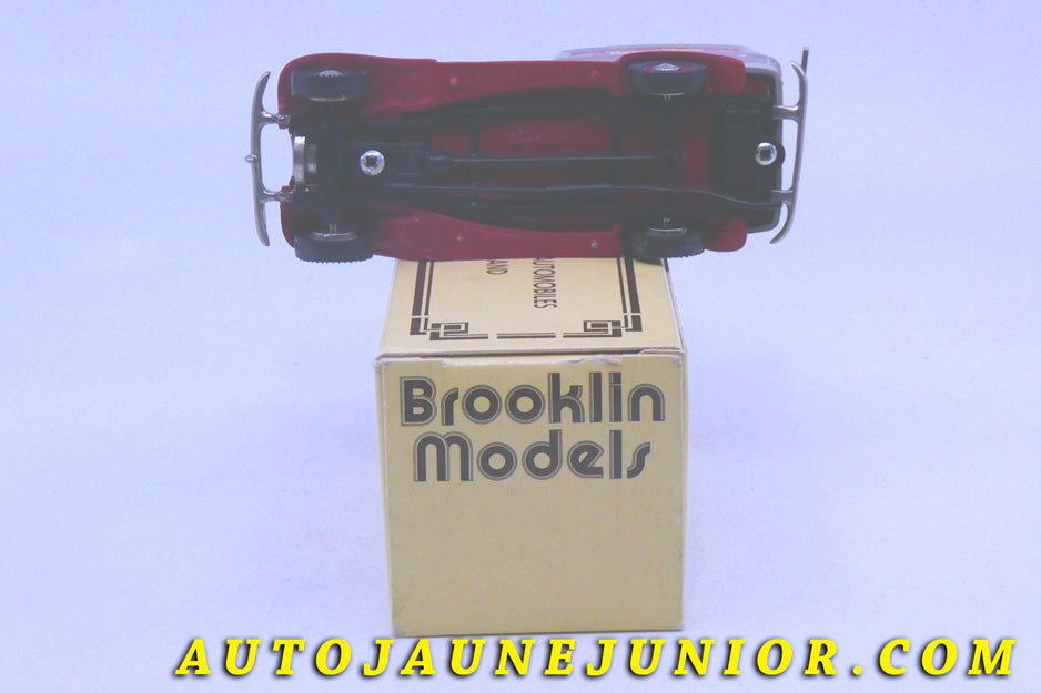 Le #2437 - Brooklin - Studebaker - Fourgon tôlé  "Burma Shave" 1935 - (2nd version avec marchepieds en rouge) est en vente sur Auto Jaune Junior ! Tekno, Politoys, Mebetoys, Mercury, Joal, Diapet, Märklin, TootsieToys.Vous avez le même jouet ? Profitez de notre expertise pour vous accompagner dans la vente de vos modèles ou votre collection ! Nous achetons tous lots de miniatures ! Contactez nous ! contact@autojaunejunior.com. 