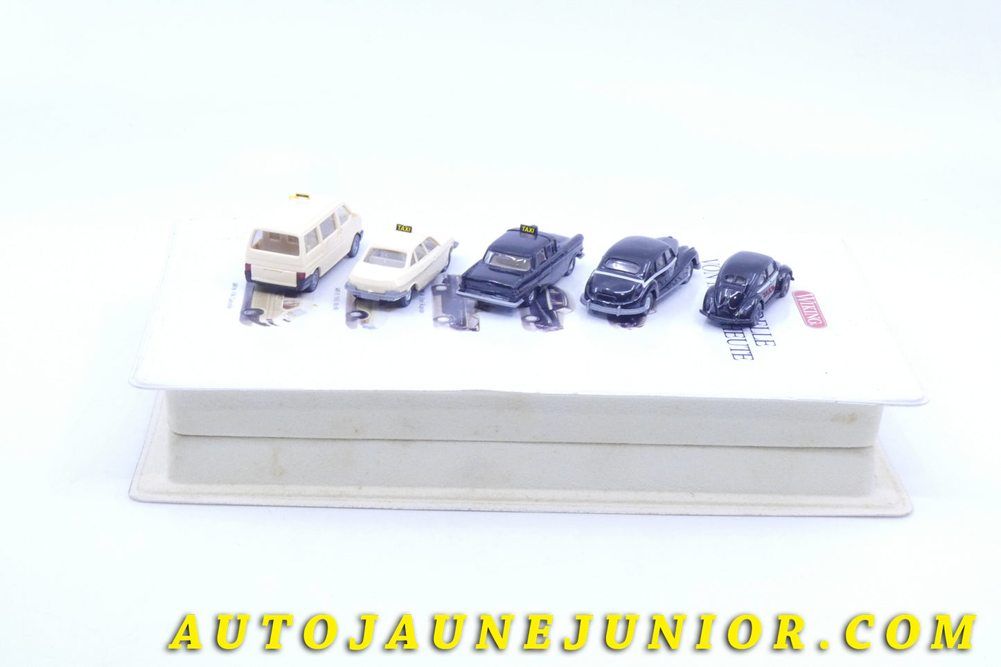 Le #2602 - Wiking - Ensemble de constructeurs différents - Taxi 1947 à Aujourd'hui. Vw 1200 - BMM 501 - Opel Kapitan - NSU Ro 80 - VW Caravelle "Taxi" est en vente sur Auto Jaune Junior ! Tekno, Politoys, Mebetoys, Mercury, Joal, Diapet, Märklin, TootsieToys.Vous avez le même jouet ? Profitez de notre expertise pour vous accompagner dans la vente de vos modèles ou votre collection ! Nous achetons tous lots de miniatures ! Contactez nous ! contact@autojaunejunior.com. 