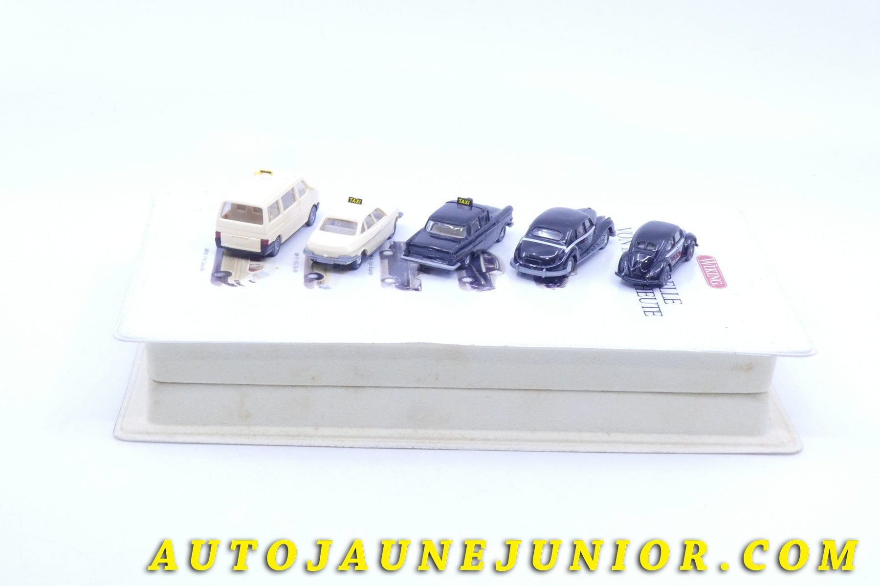 Le #2602 - Wiking - Ensemble de constructeurs différents - Taxi 1947 à Aujourd'hui. Vw 1200 - BMM 501 - Opel Kapitan - NSU Ro 80 - VW Caravelle "Taxi" est en vente sur Auto Jaune Junior ! Tekno, Politoys, Mebetoys, Mercury, Joal, Diapet, Märklin, TootsieToys.Vous avez le même jouet ? Profitez de notre expertise pour vous accompagner dans la vente de vos modèles ou votre collection ! Nous achetons tous lots de miniatures ! Contactez nous ! contact@autojaunejunior.com. 