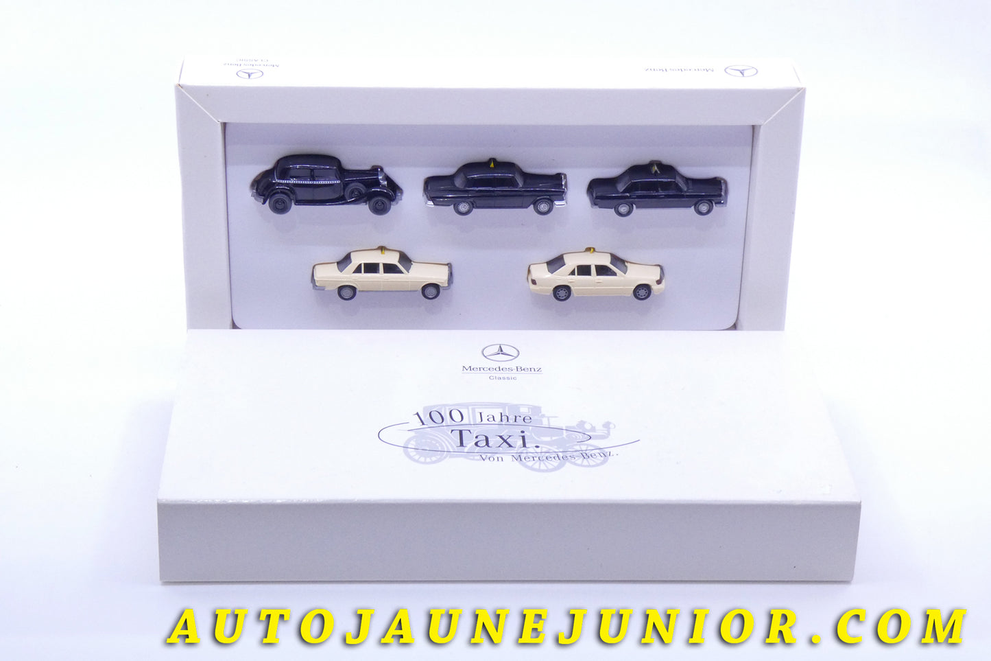 Le #2606 - Wiking - Mercedes - "coffret 100 ans de Taxi par Mercedes"  est en vente sur Auto Jaune Junior ! Tekno, Politoys, Mebetoys, Mercury, Joal, Diapet, Märklin, TootsieToys.Vous avez le même jouet ? Profitez de notre expertise pour vous accompagner dans la vente de vos modèles ou votre collection ! Nous achetons tous lots de miniatures ! Contactez nous ! contact@autojaunejunior.com. 
