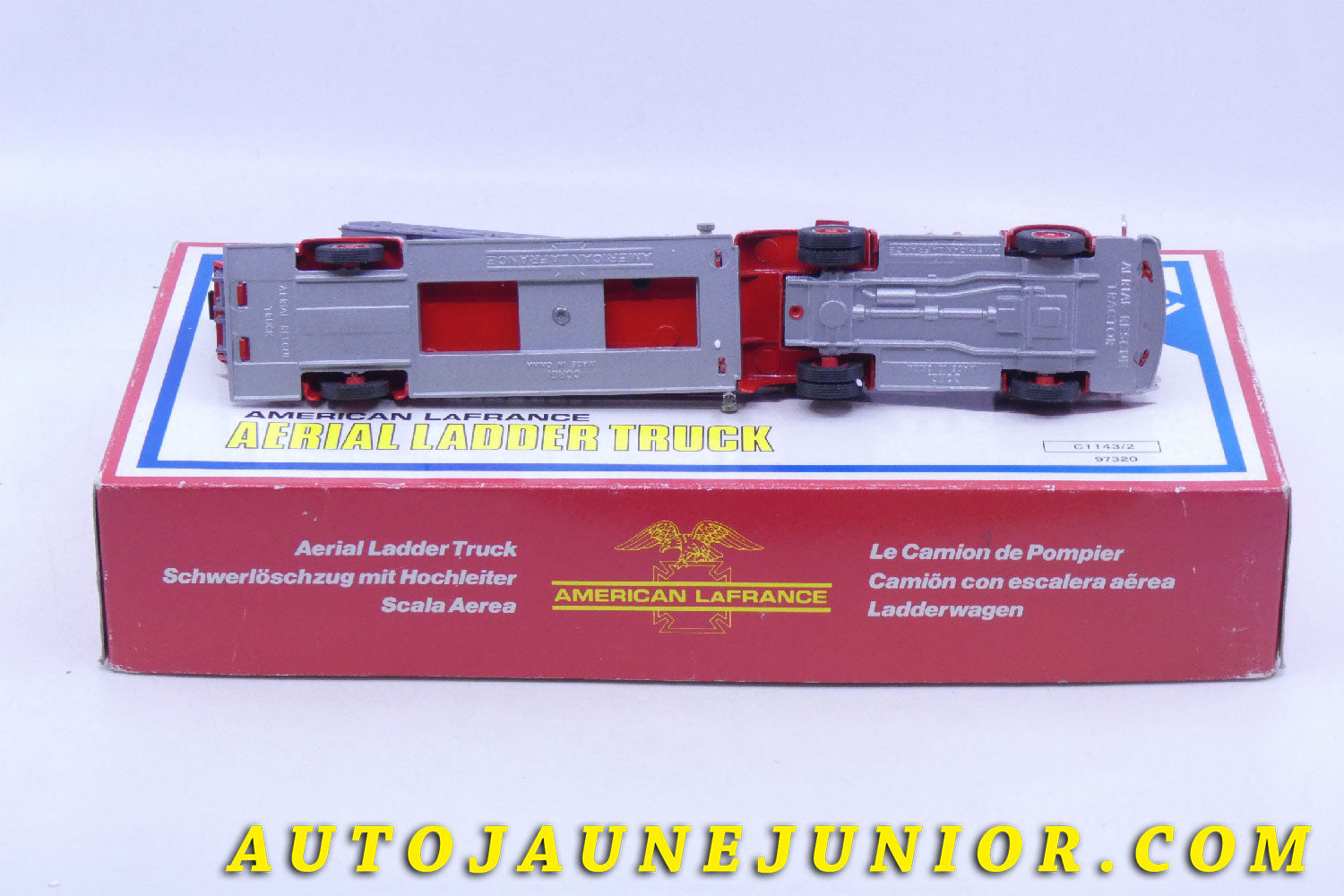 Le #2610 - Corgi Toys - American Lafrance - Grande Echelle Aerial Ladder Truck est en vente sur Auto Jaune Junior ! Tekno, Politoys, Mebetoys, Mercury, Joal, Diapet, Märklin, TootsieToys.Vous avez le même jouet ? Profitez de notre expertise pour vous accompagner dans la vente de vos modèles ou votre collection ! Nous achetons tous lots de miniatures ! Contactez nous ! contact@autojaunejunior.com. 