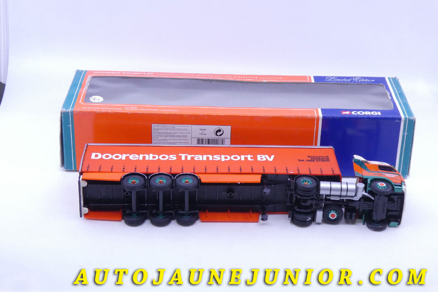 Le #2611 - Corgi Toys - Volvo - FH12 De Boer - Semi Remorque Fourgon bâché "Doorenbos Transport BV" est en vente sur Auto Jaune Junior ! Tekno, Politoys, Mebetoys, Mercury, Joal, Diapet, Märklin, TootsieToys.Vous avez le même jouet ? Profitez de notre expertise pour vous accompagner dans la vente de vos modèles ou votre collection ! Nous achetons tous lots de miniatures ! Contactez nous ! contact@autojaunejunior.com. 