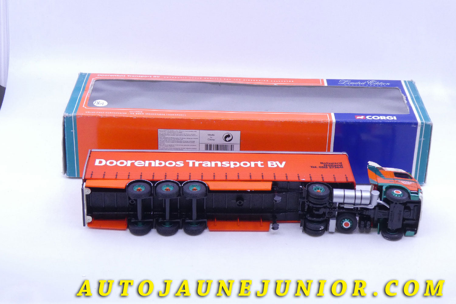 Le #2611 - Corgi Toys - Volvo - FH12 De Boer - Semi Remorque Fourgon bâché "Doorenbos Transport BV" est en vente sur Auto Jaune Junior ! Tekno, Politoys, Mebetoys, Mercury, Joal, Diapet, Märklin, TootsieToys.Vous avez le même jouet ? Profitez de notre expertise pour vous accompagner dans la vente de vos modèles ou votre collection ! Nous achetons tous lots de miniatures ! Contactez nous ! contact@autojaunejunior.com. 