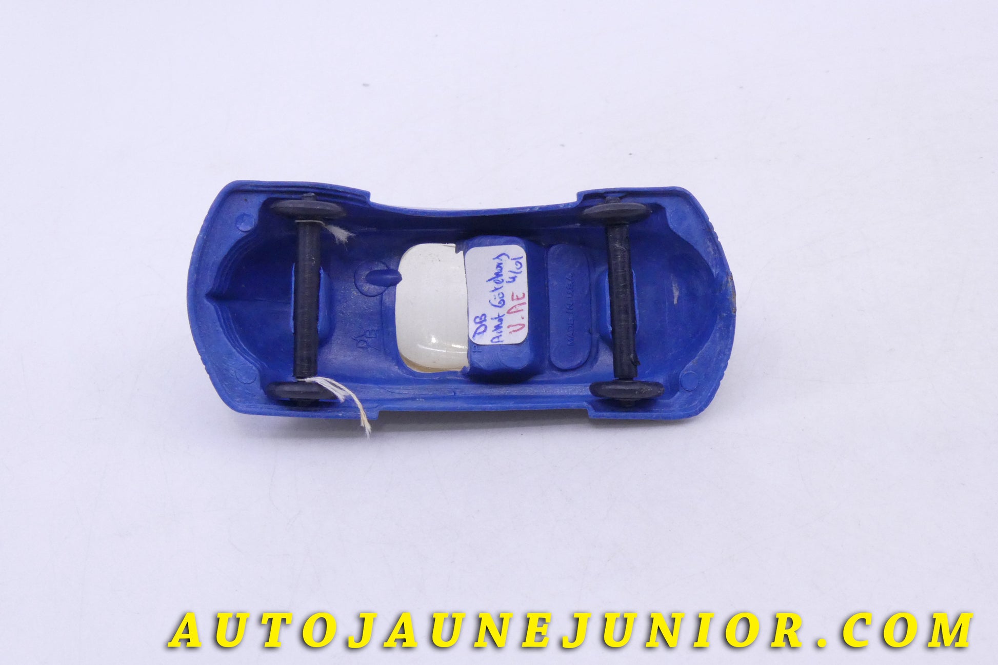 Le USA Auto Coupé Futuriste est en vente sur Auto Jaune Junior ! Découvrez nos collections de diecast Tekno, Politoys, Mebetoys, Mercury, Joal, Diapet, Märklin, TootsieToys.AutoJaune Junior ; Vous avez le même jouet ? Profitez de notre expertise pour vous accompagner dans la vente de vos modèles ou votre collection ! Nous achetons tous lots de miniatures ! Contactez nous !