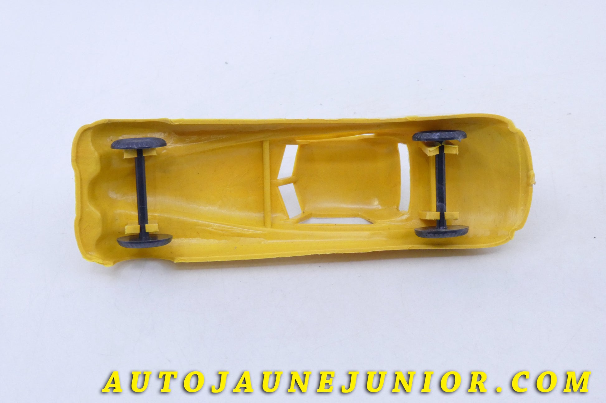 Le Wannatoy Jaguar XK120 coupé est en vente sur Auto Jaune Junior ! Découvrez nos collections de diecast Tekno, Politoys, Mebetoys, Mercury, Joal, Diapet, Märklin, TootsieToys.AutoJaune Junior ; Vous avez le même jouet ? Profitez de notre expertise pour vous accompagner dans la vente de vos modèles ou votre collection ! Nous achetons tous lots de miniatures ! Contactez nous !