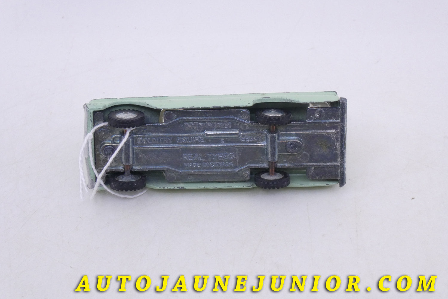 Le Hubley Ford Country squire break tôlé Buy Real type est en vente sur Auto Jaune Junior ! Découvrez nos collections de diecast Tekno, Politoys, Mebetoys, Mercury, Joal, Diapet, Märklin, TootsieToys.AutoJaune Junior ; Vous avez le même jouet ? Profitez de notre expertise pour vous accompagner dans la vente de vos modèles ou votre collection ! Nous achetons tous lots de miniatures ! Contactez nous !
