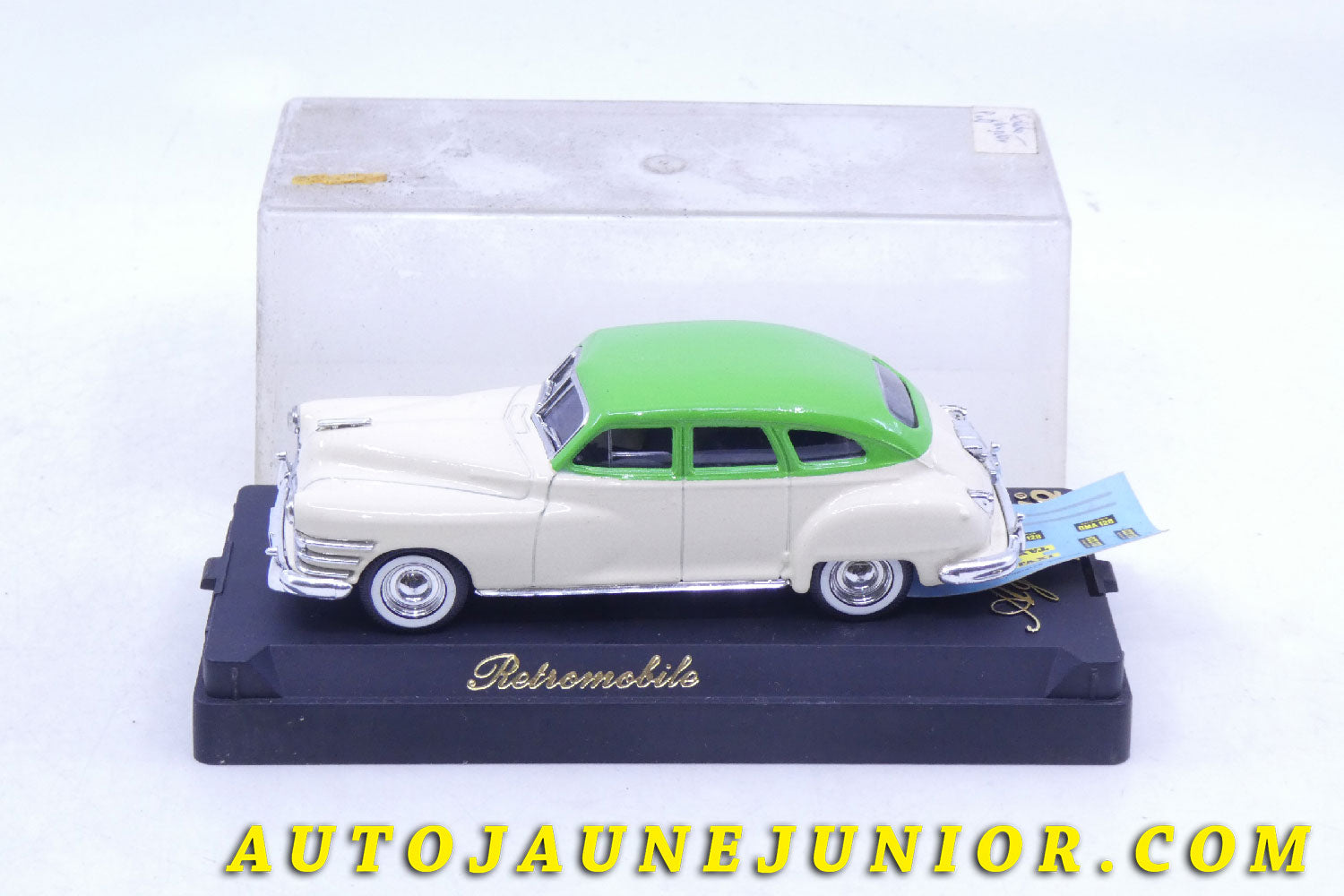 Le #2812 - Solido - Chrysler - Windsor (Edition spéciale bicolore Rétromobile) est en vente sur Auto Jaune Junior ! Tekno, Politoys, Mebetoys, Mercury, Joal, Diapet, Märklin, TootsieToys.Vous avez le même jouet ? Profitez de notre expertise pour vous accompagner dans la vente de vos modèles ou votre collection ! Nous achetons tous lots de miniatures ! Contactez nous ! contact@autojaunejunior.com. 