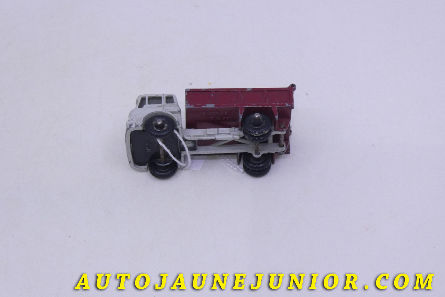 Le Matchbox Bedford TK benne basculante est en vente sur Auto Jaune Junior ! Découvrez nos collections de diecast Tekno, Politoys, Mebetoys, Mercury, Joal, Diapet, Märklin, TootsieToys.AutoJaune Junior ; Vous avez le même jouet ? Profitez de notre expertise pour vous accompagner dans la vente de vos modèles ou votre collection ! Nous achetons tous lots de miniatures ! Contactez nous !