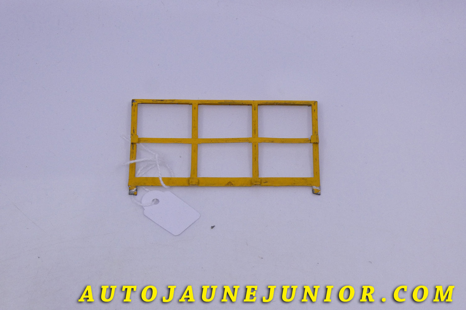 Le Dinky Toys Simca Support de microitier est en vente sur Auto Jaune Junior ! Découvrez nos collections de diecast Tekno, Politoys, Mebetoys, Mercury, Joal, Diapet, Märklin, TootsieToys.AutoJaune Junior ; Vous avez le même jouet ? Profitez de notre expertise pour vous accompagner dans la vente de vos modèles ou votre collection ! Nous achetons tous lots de miniatures ! Contactez nous !