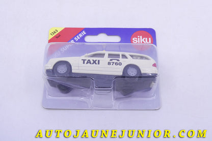 Le Siku Mercedes E 290 T break"taxi 8760" est en vente sur Auto Jaune Junior ! Découvrez nos collections de diecast Tekno, Politoys, Mebetoys, Mercury, Joal, Diapet, Märklin, TootsieToys.AutoJaune Junior ; Vous avez le même jouet ? Profitez de notre expertise pour vous accompagner dans la vente de vos modèles ou votre collection ! Nous achetons tous lots de miniatures ! Contactez nous !