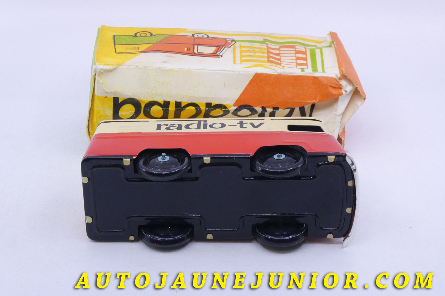 Le Roumanie Van Autotuba Fourgon Radio TV est en vente sur Auto Jaune Junior ! Découvrez nos collections de diecast Tekno, Politoys, Mebetoys, Mercury, Joal, Diapet, Märklin, TootsieToys.AutoJaune Junior ; Vous avez le même jouet ? Profitez de notre expertise pour vous accompagner dans la vente de vos modèles ou votre collection ! Nous achetons tous lots de miniatures ! Contactez nous !