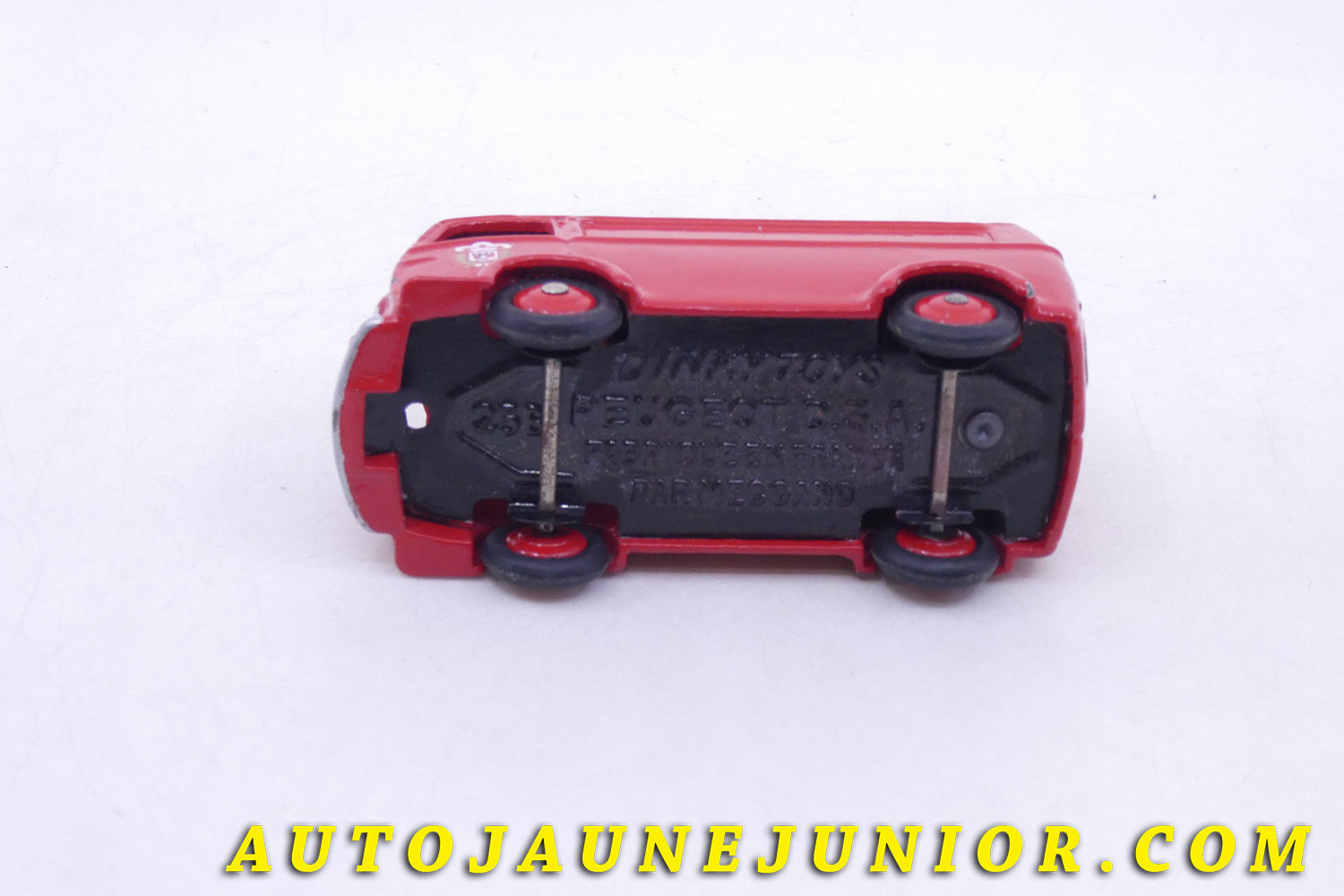 Le Dinky Toys Peugeot D3A Pompiers de Paris est en vente sur Auto Jaune Junior ! Découvrez nos collections de diecast Tekno, Politoys, Mebetoys, Mercury, Joal, Diapet, Märklin, TootsieToys.AutoJaune Junior ; Vous avez le même jouet ? Profitez de notre expertise pour vous accompagner dans la vente de vos modèles ou votre collection ! Nous achetons tous lots de miniatures ! Contactez nous !