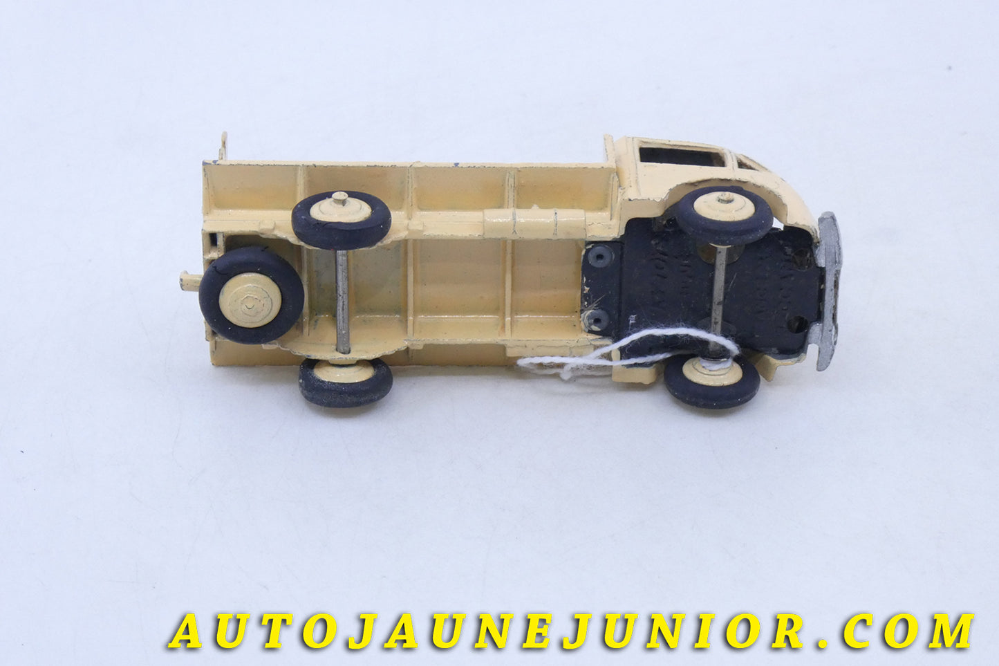 Le Dinky Toys Ford Camion brasseur est en vente sur Auto Jaune Junior ! Découvrez nos collections de diecast Tekno, Politoys, Mebetoys, Mercury, Joal, Diapet, Märklin, TootsieToys.AutoJaune Junior ; Vous avez le même jouet ? Profitez de notre expertise pour vous accompagner dans la vente de vos modèles ou votre collection ! Nous achetons tous lots de miniatures ! Contactez nous !