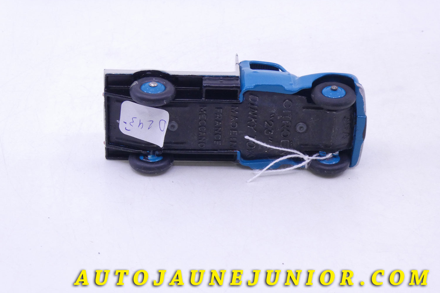Le Dinky Toys Citroën Camion U23 Plateau Charbonnier est en vente sur Auto Jaune Junior ! Découvrez nos collections de diecast Tekno, Politoys, Mebetoys, Mercury, Joal, Diapet, Märklin, TootsieToys.AutoJaune Junior ; Vous avez le même jouet ? Profitez de notre expertise pour vous accompagner dans la vente de vos modèles ou votre collection ! Nous achetons tous lots de miniatures ! Contactez nous !