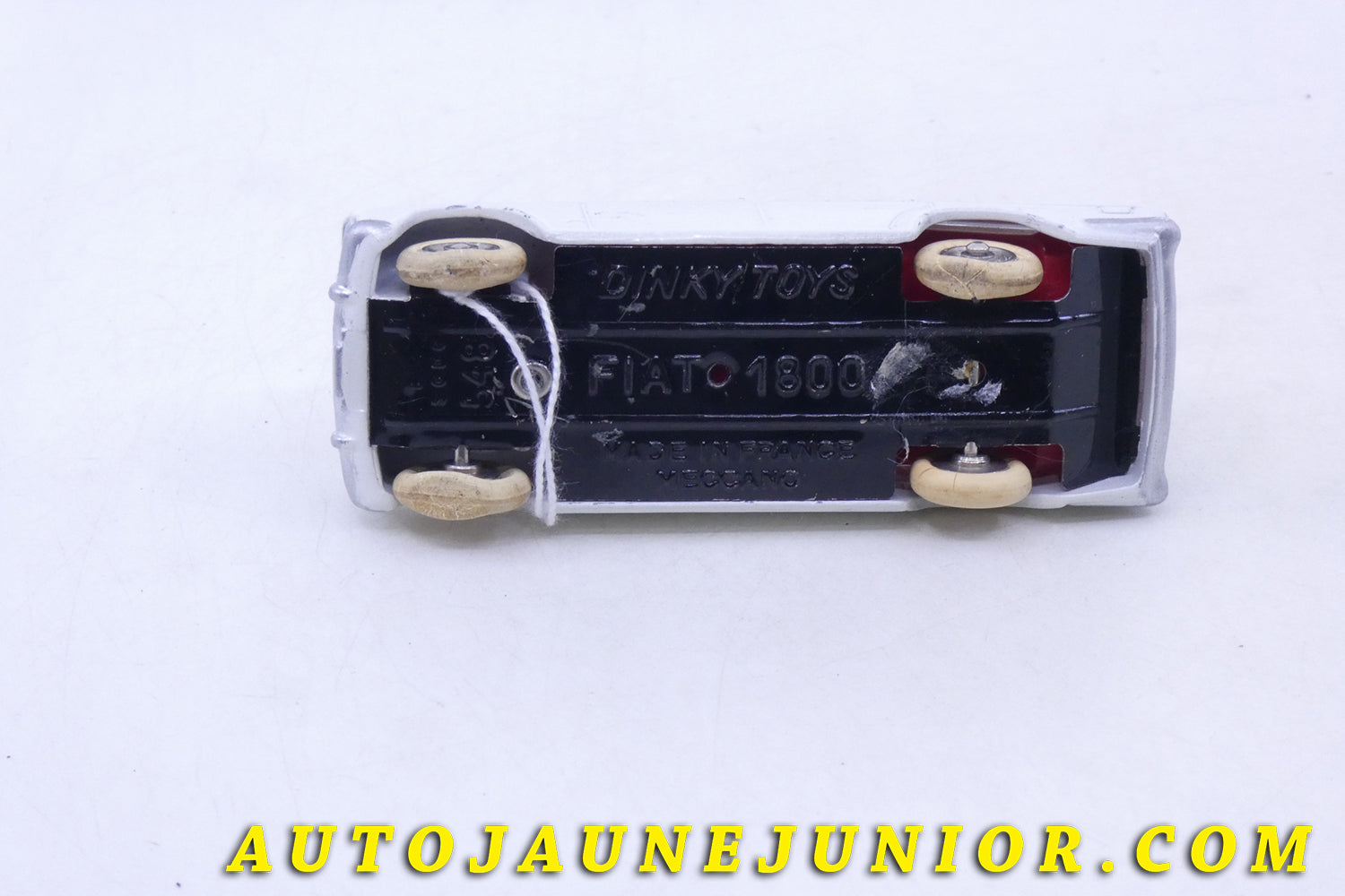 Le Dinky Toys Fiat 1800  Afrique du Sud  est en vente sur Auto Jaune Junior ! Découvrez nos collections de diecast Tekno, Politoys, Mebetoys, Mercury, Joal, Diapet, Märklin, TootsieToys.AutoJaune Junior ; Vous avez le même jouet ? Profitez de notre expertise pour vous accompagner dans la vente de vos modèles ou votre collection ! Nous achetons tous lots de miniatures ! Contactez nous !