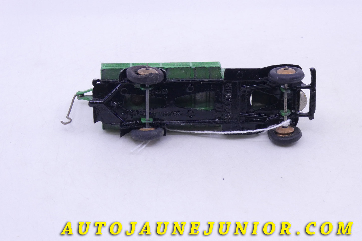 Le Dinky Toys Camion Camion dépanneuse  (grue pleine) est en vente sur Auto Jaune Junior ! Découvrez nos collections de diecast Tekno, Politoys, Mebetoys, Mercury, Joal, Diapet, Märklin, TootsieToys.AutoJaune Junior ; Vous avez le même jouet ? Profitez de notre expertise pour vous accompagner dans la vente de vos modèles ou votre collection ! Nous achetons tous lots de miniatures ! Contactez nous !