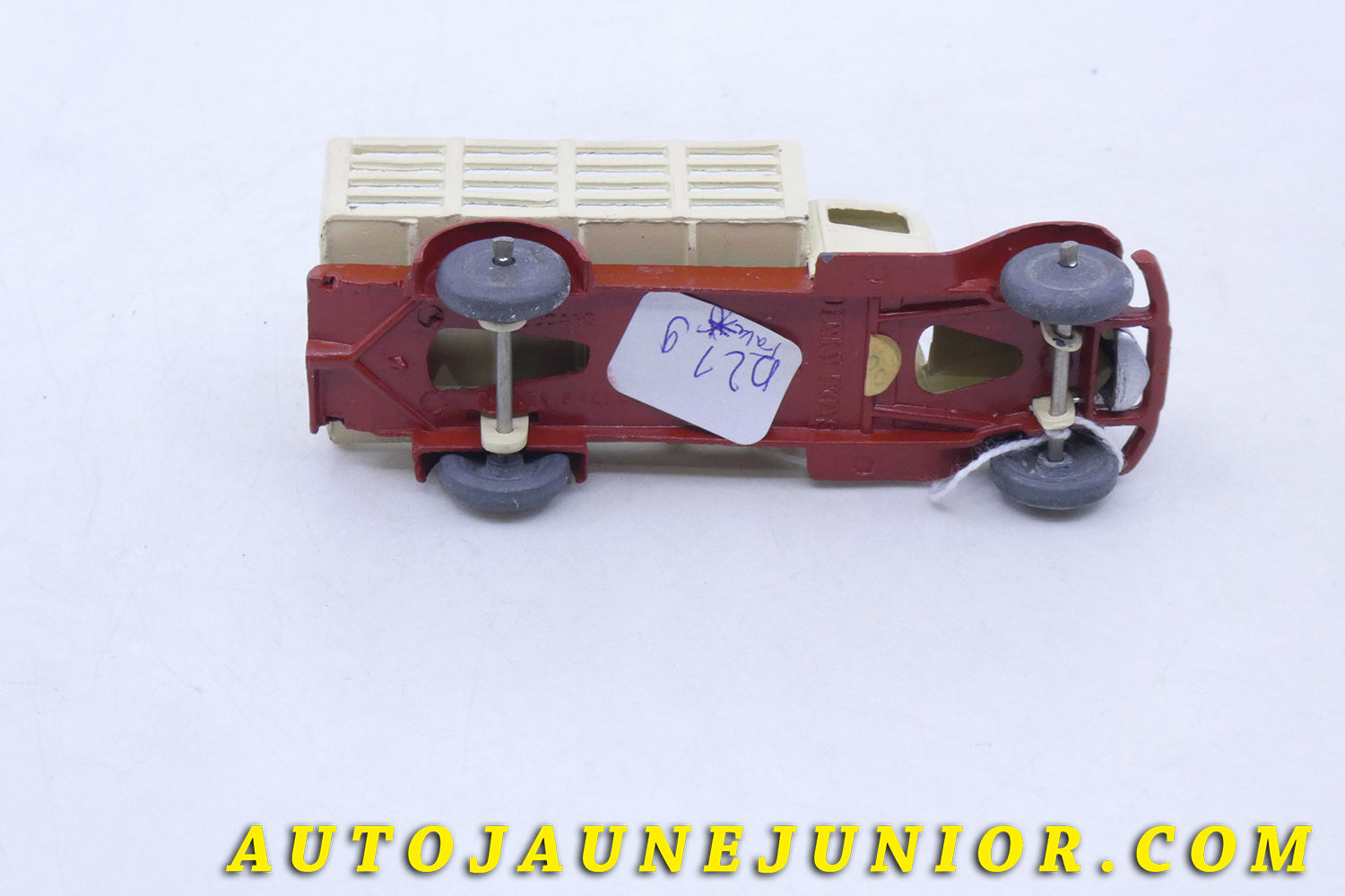 Le Dinky Toys Camion Ridelles ajourées est en vente sur Auto Jaune Junior ! Découvrez nos collections de diecast Tekno, Politoys, Mebetoys, Mercury, Joal, Diapet, Märklin, TootsieToys.AutoJaune Junior ; Vous avez le même jouet ? Profitez de notre expertise pour vous accompagner dans la vente de vos modèles ou votre collection ! Nous achetons tous lots de miniatures ! Contactez nous !