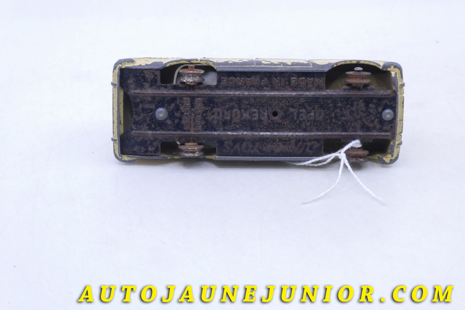 Le Dinky Toys Opel Rekord est en vente sur Auto Jaune Junior ! Découvrez nos collections de diecast Tekno, Politoys, Mebetoys, Mercury, Joal, Diapet, Märklin, TootsieToys.AutoJaune Junior ; Vous avez le même jouet ? Profitez de notre expertise pour vous accompagner dans la vente de vos modèles ou votre collection ! Nous achetons tous lots de miniatures ! Contactez nous !