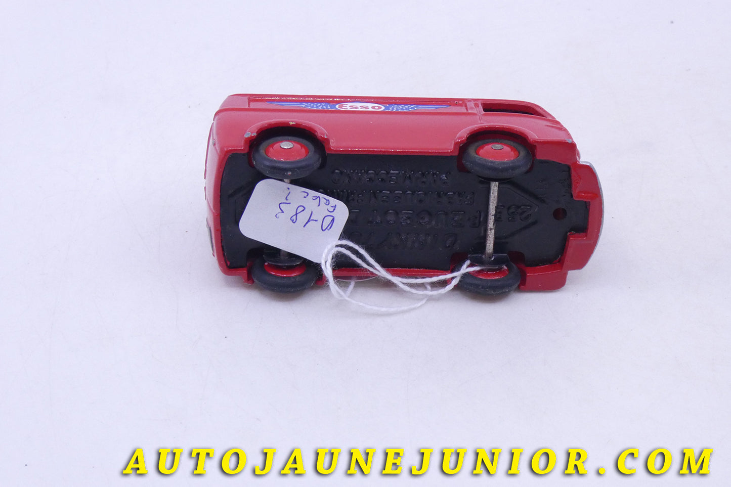 Le Dinky Toys Citroën D3A Esso est en vente sur Auto Jaune Junior ! Découvrez nos collections de diecast Tekno, Politoys, Mebetoys, Mercury, Joal, Diapet, Märklin, TootsieToys.AutoJaune Junior ; Vous avez le même jouet ? Profitez de notre expertise pour vous accompagner dans la vente de vos modèles ou votre collection ! Nous achetons tous lots de miniatures ! Contactez nous !